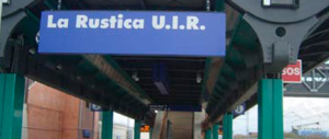 Violenza sui treni a Roma: vetri rotti da un rom, straniero sputa al controllore