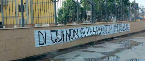 “Noi non abbiamo le case, le danno ai profughi”: esplode la protesta