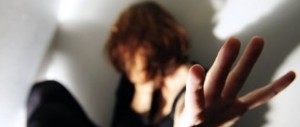 Parigi, giovane vittima di uno stupro di gruppo in centro: il tranello scattato su Fb