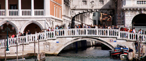 Niente velo nei musei di Venezia. E cosa accadrà a Roma per il Giubileo?