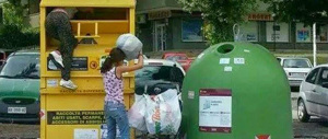 Le donne rom infilano i bambini a testa in giù nei cassonetti. E nessuno parla