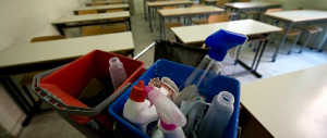 «Se prendi 7 in condotta pulisci i bagni»: lo ha deciso un liceo del Tirolo