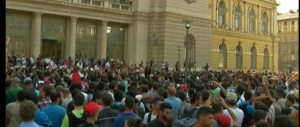 Ungheria invasa dagli immigrati: scontri alla stazione di Budapest