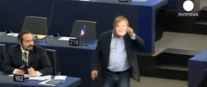 Travestito da Merkel: lo show del leghista Buonanno a Bruxelles (video)