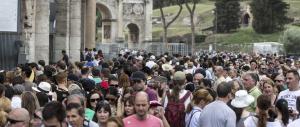 Sigilli al Colosseo per riunione sindacale. Sequestrati centinaia di turisti