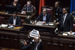 ++ Esodati: Camera, Lega occupa banchi governo ++