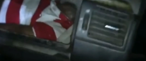 Migrante in fuga verso la Spagna nascosto nel cruscotto della Mercedes (Video)