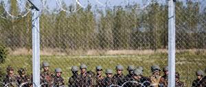Immigrazione, l’Ungheria invia militari e blindati al confine con la Serbia