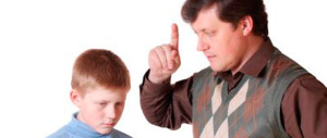 Papà “vecchio stampo”: il figlio rompe un corrimano, lui glielo fa riparare