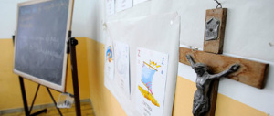 Regala a proprie spese 1500 crocifissi a scuole e uffici. La sinistra insorge