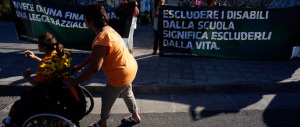 Mattarella a Napoli, i disabili protestano contro i tagli di Renzi
