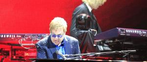 Elton John si sente una “divinità dei gay”. E s’illude pure di «sfidare» Putin