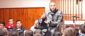 Francia, l’imam ai bimbi: «Chi ascolta musica diventa un maiale» (Video)