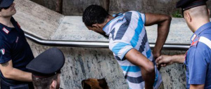 Calci, pugni, morsi e rasoiate: un’altra guerra tra immigrati al centro di Roma