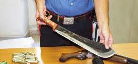 Spara ai ladri marocchini armati di machete e viene denunciato