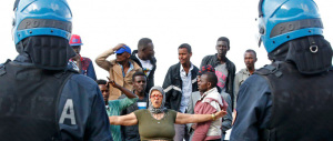 Gli agenti di polizia: «Alfano ci tratta come trottole, con i migranti è dura»