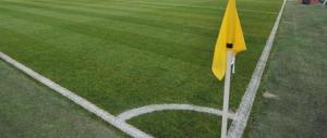 Il sindaco: «I profughi dicano chi sono o niente calcio». Il Pd: «Alfano, puniscilo»
