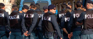 I poliziotti in rivolta: «Lo Stato italiano fa da scafista, non ne possiamo più»