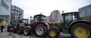 “Europa svegliati”. Agricoltori e produttori di latte “bloccano” Bruxelles