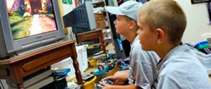Per 12 ore al videogame. La madre stacca la spina. E il ragazzo si barrica