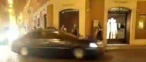 Bufera sulla scorta faraonica di Renzi: 24 auto blu e due motociclette (video)