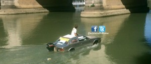Naviga sul Tevere con un’auto trasformata in barca. Fermato 40enne