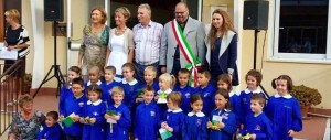 Primo giorno di scuola, un sindaco regala tricolori e nastri dei marò