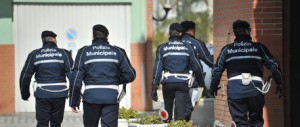 Avevano rimproverato alcuni ragazzi: vigili aggrediti e mandati all’ospedale