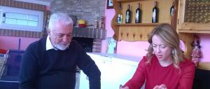 La Meloni porta al pensionato che s’è difeso la solidarietà e una proposta di legge