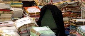 Ecco quanto ci costa la burocrazia. Ma Renzi pensa a Ius soli e unioni gay