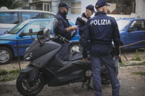 La polizia sul luogo in cui Domenico Aporta, 24 anni, con precedenti penali e ritenuto vicino al clan di camorra "Vinella Grassi", e' stato ucciso con almeno un colpo di arma da fuoco alla testa nella notte a San Pietro a Patierno, alla periferia di Napoli, 17 ottobre 2015. Nell'agguato, il fratello Mariano, di 21 anni, incensurato, è rimasto ferito ad un braccio. 