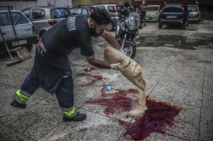 Il luogo in cui Domenico Aporta, 24 anni, con precedenti penali e ritenuto vicino al clan di camorra "Vinella Grassi", e' stato ucciso con almeno un colpo di arma da fuoco alla testa nella notte a San Pietro a Patierno, alla periferia di Napoli, 17 ottobre 2015. Nell'agguato, il fratello Mariano, di 21 anni, incensurato, è rimasto ferito ad un braccio. 