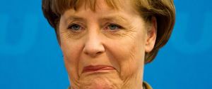 Porte aperte ai profughi, 400 denunce contro la Merkel: «Alto tradimento»