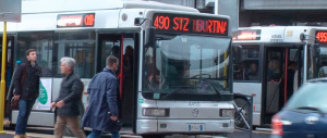 Roma, due albanesi riempiono di botte un minorenne disabile su un autobus