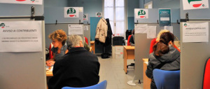 I Caf lanciano l’allarme: «Rischiamo la chiusura per i tagli scellerati del governo»