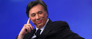 Il grillino Freccero rivaluta Berlusconi: «È vivo, mentre Renzi è già finito…»
