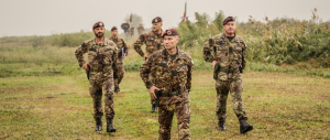 Si lanciano con bandiere e vessilli della Folgore per ricordare El Alamein