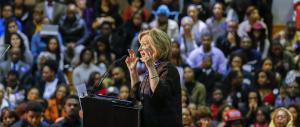 Hillary Clinton, è l’ora dei fischi. La candidata dem contestata ad Atlanta