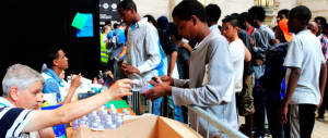 I renziani “fanno gli inglesi” per confondere la gente: hotspot, relocation…