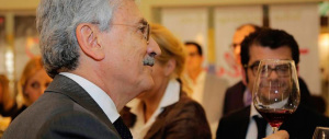 E tra un bicchiere di vino e l’altro, D’Alema ingoia il rospo di Renzi