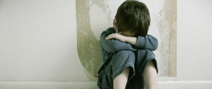 Abusava del fratellino istigato da un pedofilo seriale: estradato da Londra