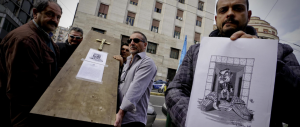 A Napoli i poliziotti della Uil celebrano il funerale della legalità con una bara