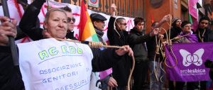 I gay minacciano Renzi: “Le adozioni omo non si toccano”