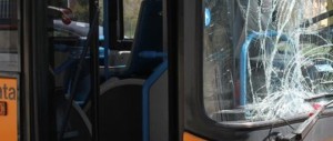 Baby gang assalta un bus. Gli autisti: «È un continuo, siamo stufi»