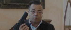 L’ultima di Buonanno: va in tv con la pistola. E Salvini lo rimprovera