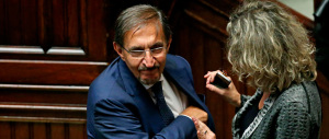 Cittadinanza facile agli immigrati: alta tensione alla Camera, proteste e striscioni