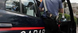 Calci, pugni e un coltello alla gola: un uomo aggredito da tre stranieri