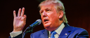 Ora Donald Trump fa davvero paura: il riporto biondo fa impazzire il mondo