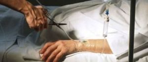 Eutanasia, a 87 anni aiutò la moglie a morire con un cocktail letale: è polemica