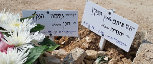 Israele, rabbia e dolore ai funerali dei giovani coniugi israeliani uccisi